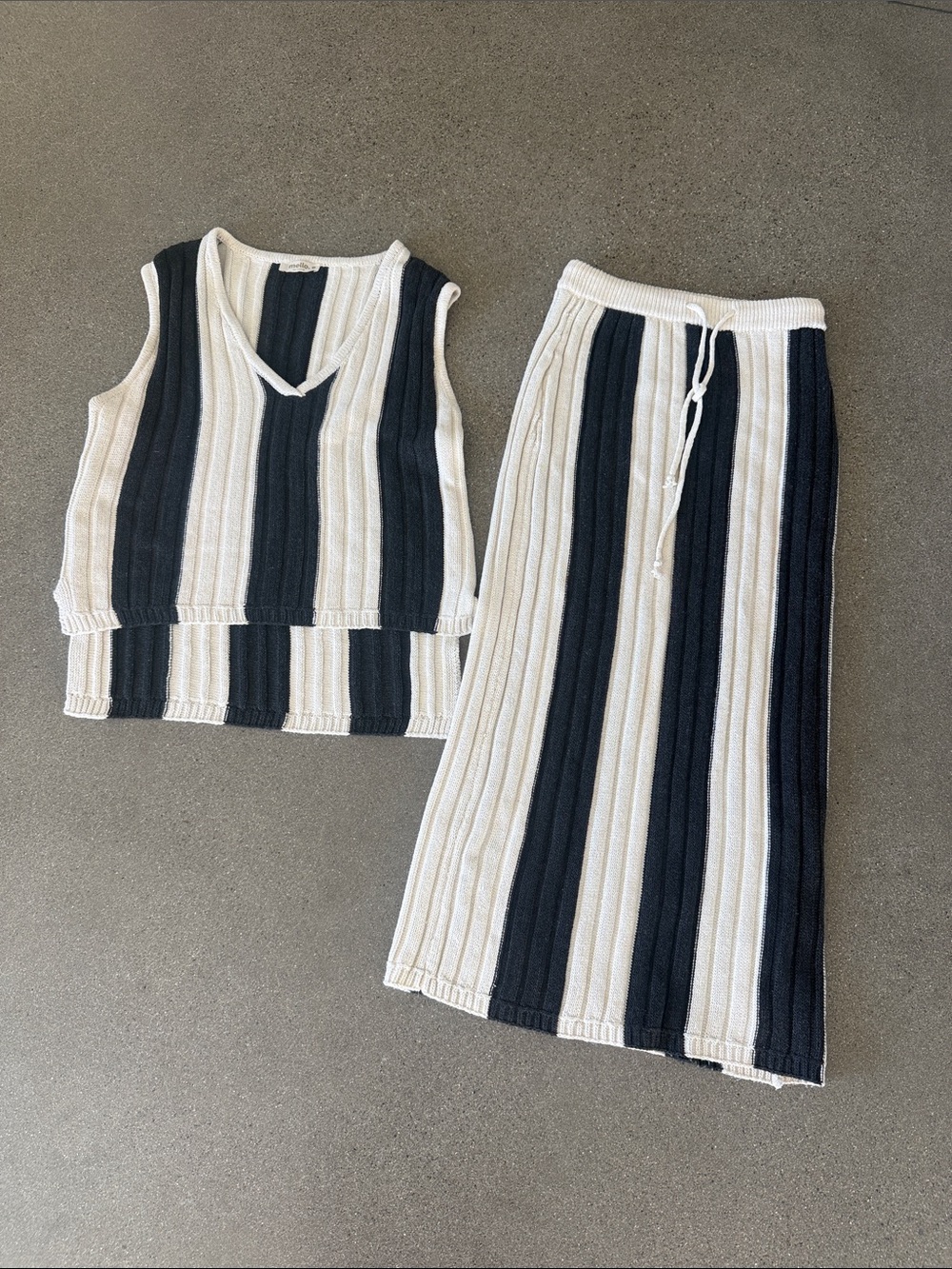 Sleeveless V-Neck Knit Set with Bold Stripes - Black & Cream